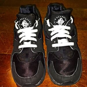 Women's 9 1/2 Black HUARACHE(USED)